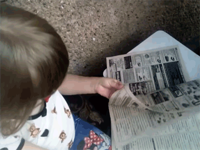 Девочка читает газету