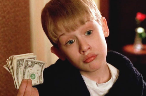 Кевин держит долларовые купюры в руке из фильма Один дома 2